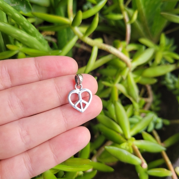 New Solid 925 Sterling Silver Dainty Peace Sign Heart Pendant - Picture 6 of 7